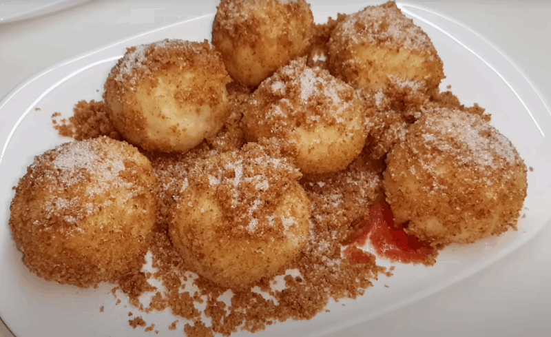Knedle sa šljivama od krompirovog testa, punjene, uvaljane u prezle, savršene za topli desert.