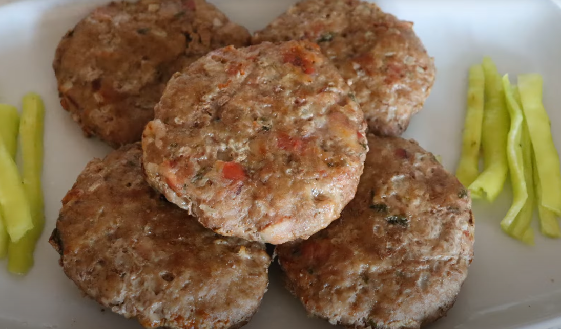 Sočni mesni specijalitet iz Srbije, pečen u rerni, omiljen zbog bogatog ukusa i tradicije.