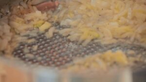 Sitno iseckan luk se dinsta u šerpi