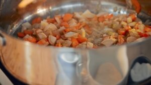 Meso, povrće i začini u šerpi izbliza