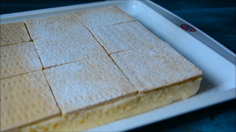 Domaća krempita u posudi na stolu