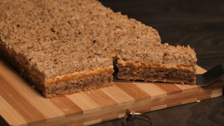 Kocke sa orasima na drvenoj dasci na stolu