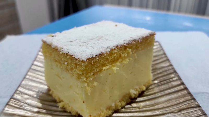 Parče domaće krempite posluženo na tanjiru