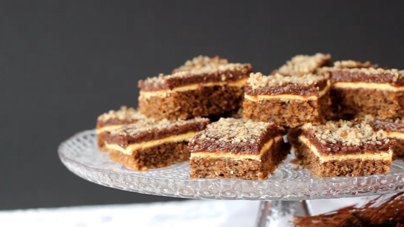 Kocke sa orasima servirane na staklenoj tacni