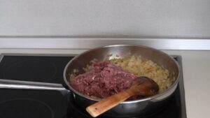 Luk i mleveno meso u tiganju