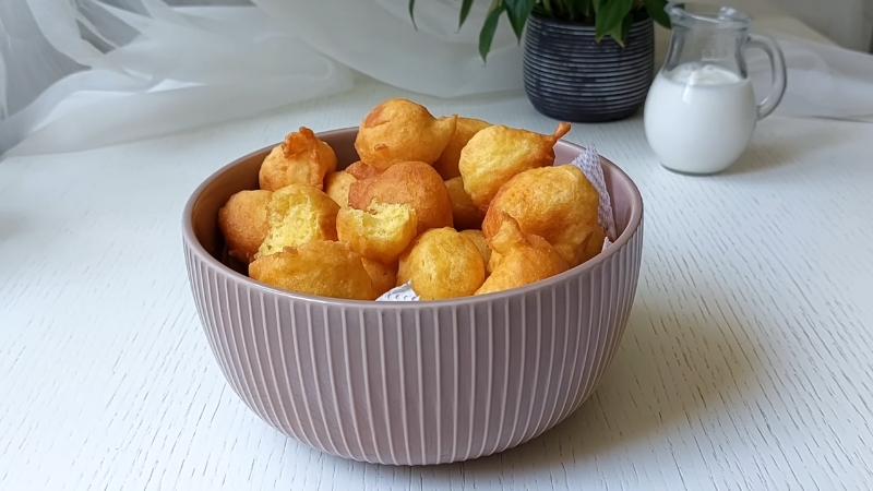 Domaći uštipci u plastičnoj činiji na stolu