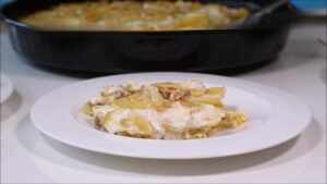 Servirana musaka sa krompirom i tikvicama u tanjiru na stolu