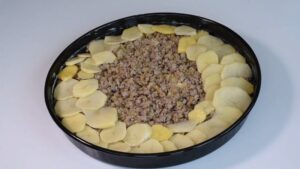 Složena musaka u okruglom plehu