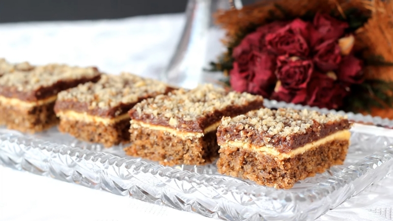 Kocke sa orasima poslužene na stolu