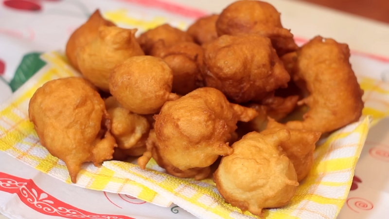 Gotovi domaći uštipci servirani na tanjiru