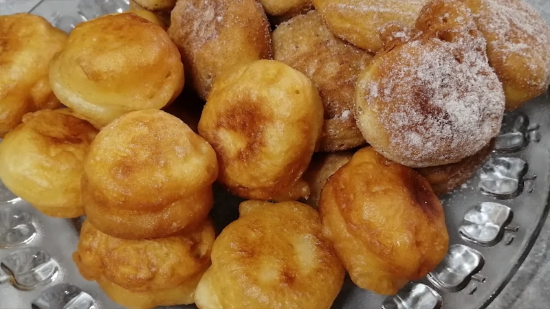 Slani i slatki uštipci na tanjiru